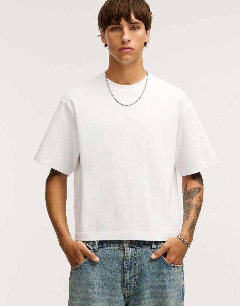 Pull & Bear - Kurzes T-Shirt in gebrochenem Weiß von Pull & Bear
