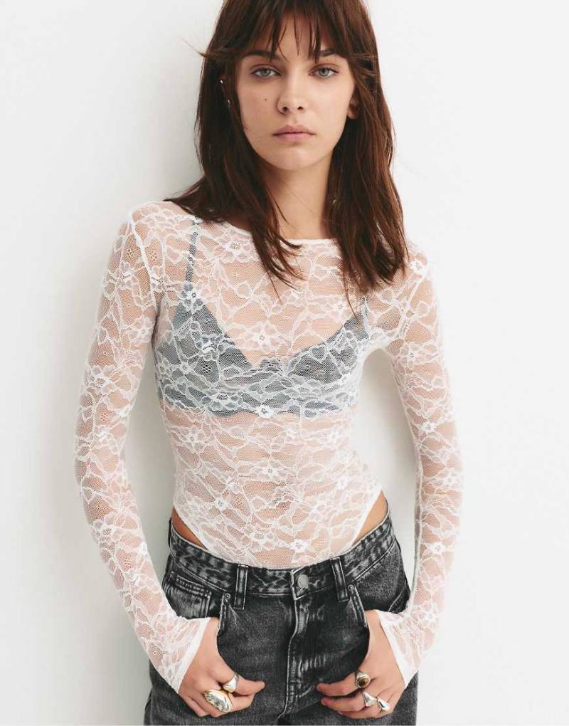 Pull & Bear - Langärmliger Body aus Spitze in Weiß von Pull & Bear