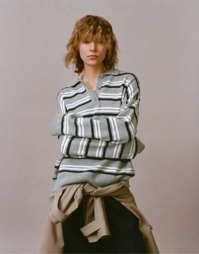 Pull & Bear - Langärmliges, gestreiftes Polohemd in meliertem Grau von Pull & Bear