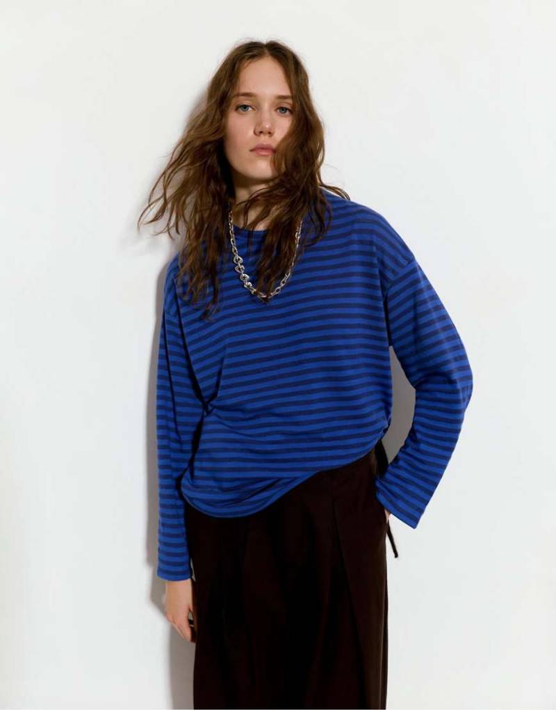 Pull & Bear - Langärmliges, gestreiftes T-Shirt in Blau von Pull & Bear