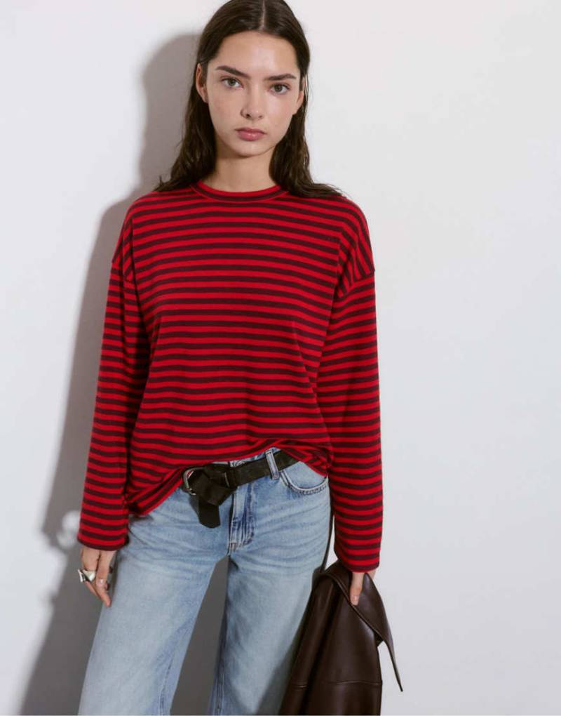 Pull & Bear - Langärmliges, rötliches T-Shirt mit Streifen-Rot von Pull & Bear