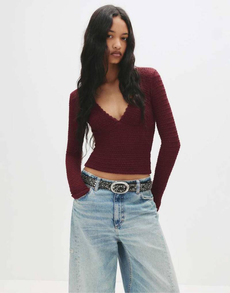Pull & Bear - Langärmliges Crepe-T-Shirt in Burgunderrot Pull & Bear - Langärmliges Crepe-T-Shirt in Burgunderrot von Pull & Bear