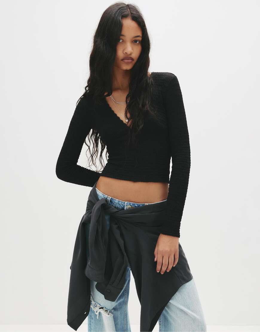 Pull & Bear - Langärmliges Crepe-T-Shirt in Schwarz Pull & Bear - Langärmliges Crepe-T-Shirt in Schwarz von Pull & Bear