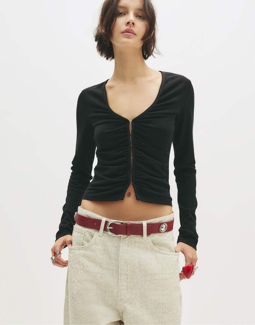 Pull & Bear - Langärmliges Oberteil in Schwarz mit Druckknöpfen von Pull & Bear