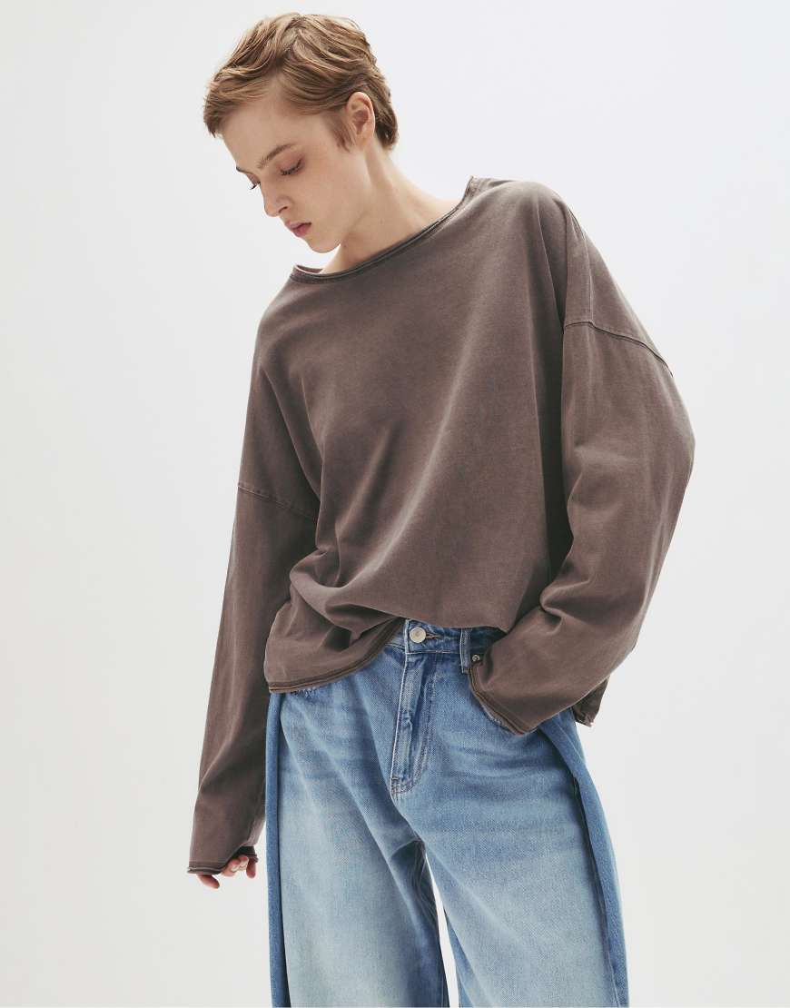 Pull & Bear - Langärmliges Oversize-T-Shirt in Aubergine-Rot Pull & Bear - Langärmliges Oversize-T-Shirt in Aubergine-Rot von Pull & Bear