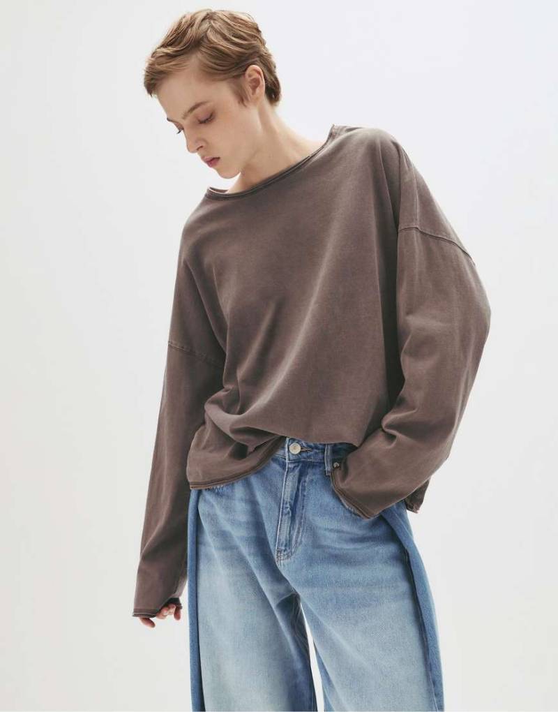 Pull & Bear - Langärmliges Oversize-T-Shirt in Aubergine-Rot Pull & Bear - Langärmliges Oversize-T-Shirt in Aubergine-Rot von Pull & Bear