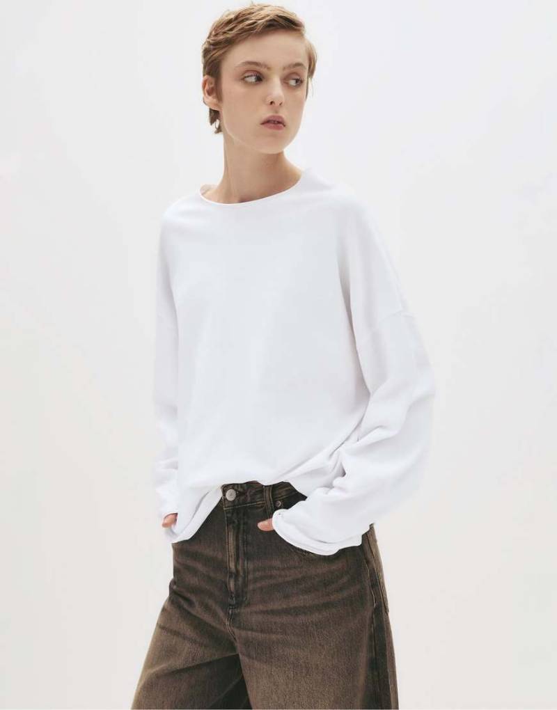 Pull & Bear - Langärmliges Oversize-T-Shirt in Weiß Pull & Bear - Langärmliges Oversize-T-Shirt in Weiß von Pull & Bear