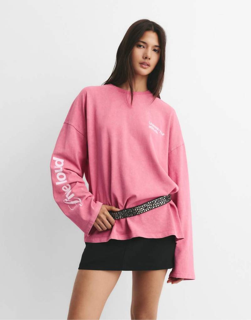 Pull & Bear - Langärmliges Shirt in verblasstem Rosa mit Slogan-Textprint von Pull & Bear