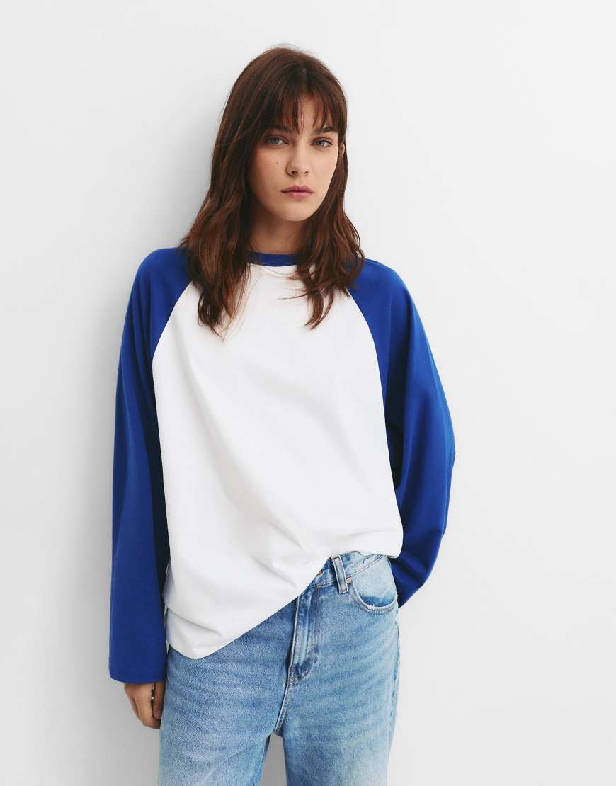 Pull & Bear - Langärmliges T-Shirt in Blau/Weiß mit Kontrast-Design-Bunt Pull & Bear - Langärmliges T-Shirt in Blau/Weiß mit Kontrast-Design-Bunt von Pull & Bear