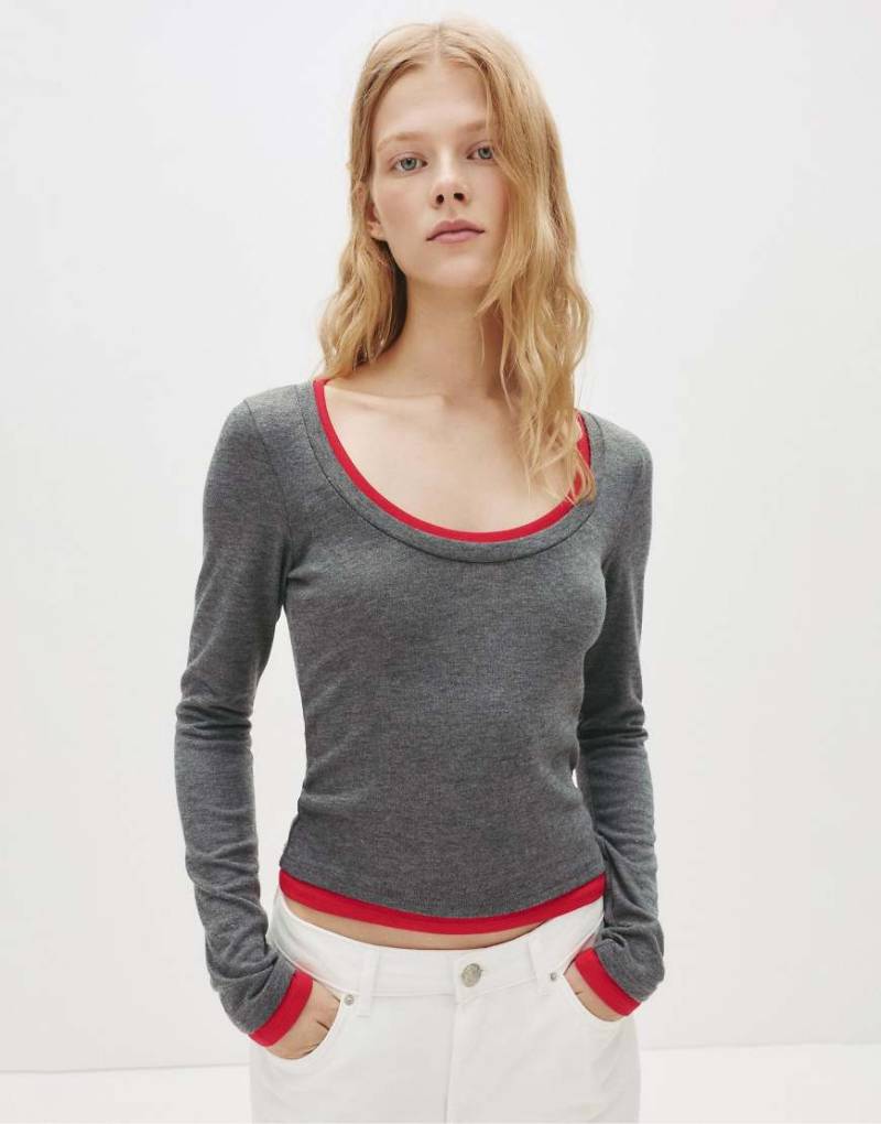 Pull & Bear - Langärmliges T-Shirt in Grau mit zweilagigem Ärmeldesign von Pull & Bear