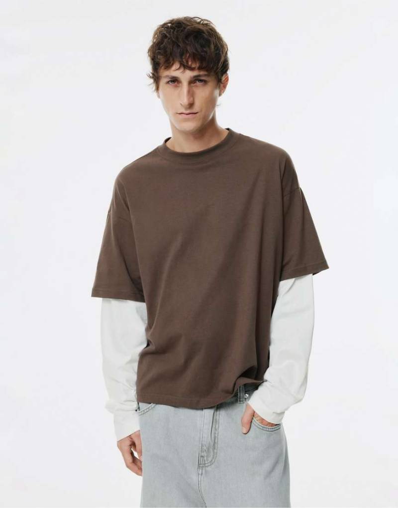 Pull & Bear - Langärmliges T-Shirt in Schokobraun mit zweilagigem Ärmeldesign-Brown von Pull & Bear