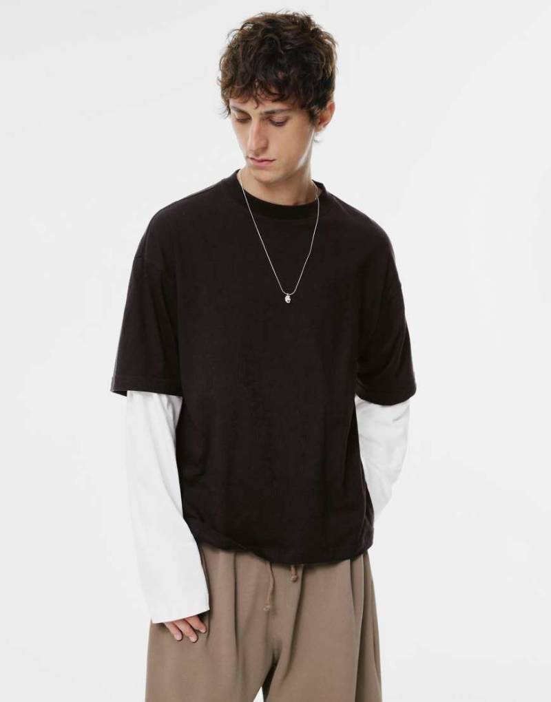 Pull & Bear - Langärmliges T-Shirt in Schwarz mit zweilagigem Ärmeldesign von Pull & Bear