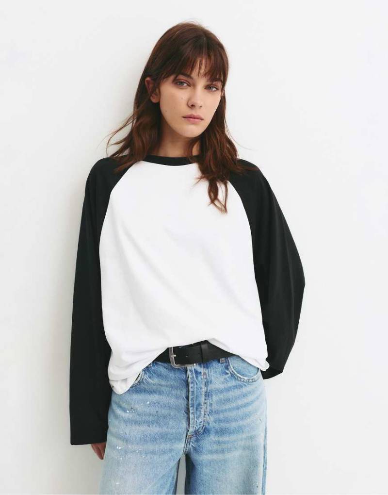 Pull & Bear - Langärmliges T-Shirt in Weiß mit Kontrast-Design Pull & Bear - Langärmliges T-Shirt in Weiß mit Kontrast-Design von Pull & Bear