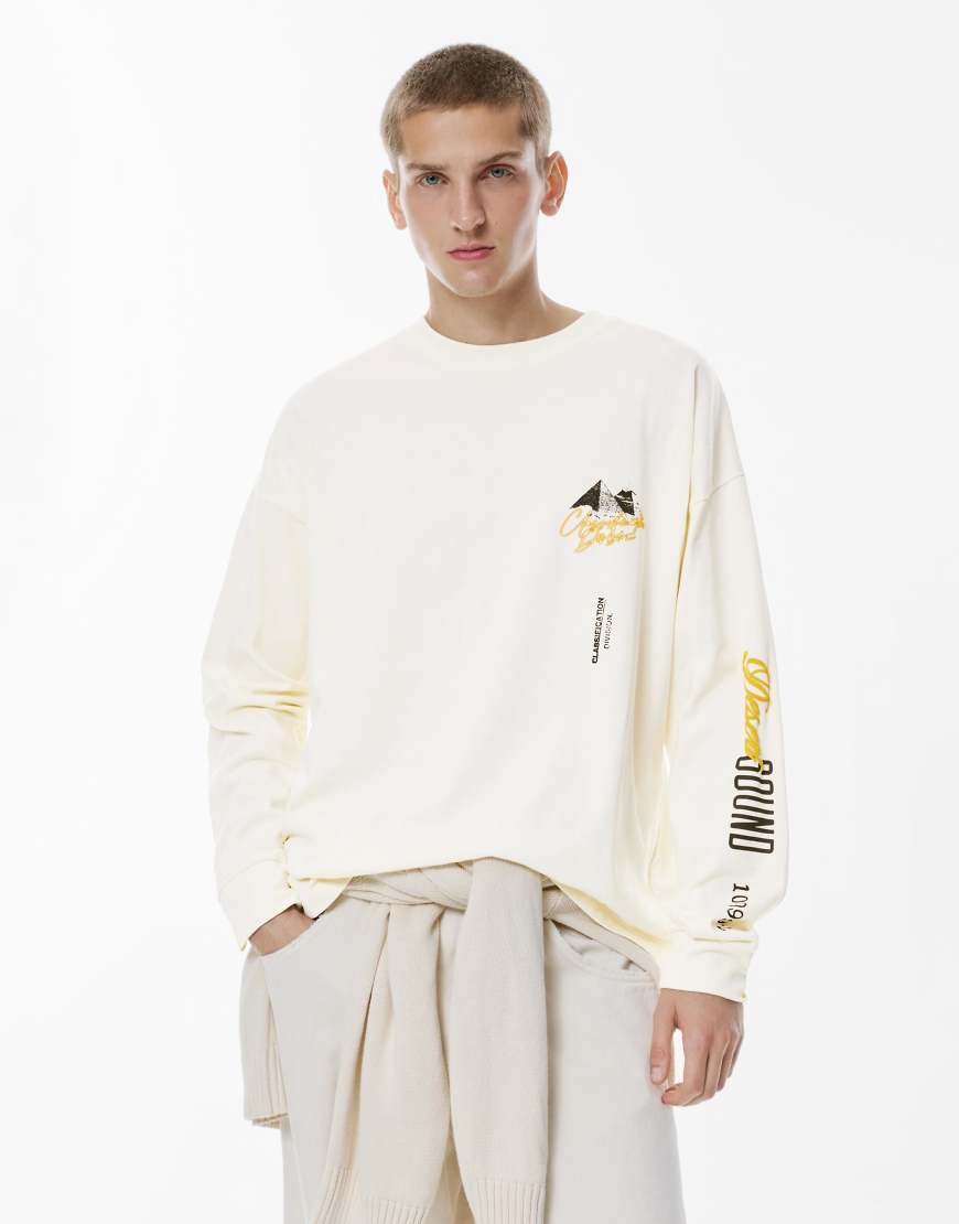 Pull & Bear - Langärmliges T-Shirt in Wollweiß mit Pyramiden-Print von Pull & Bear