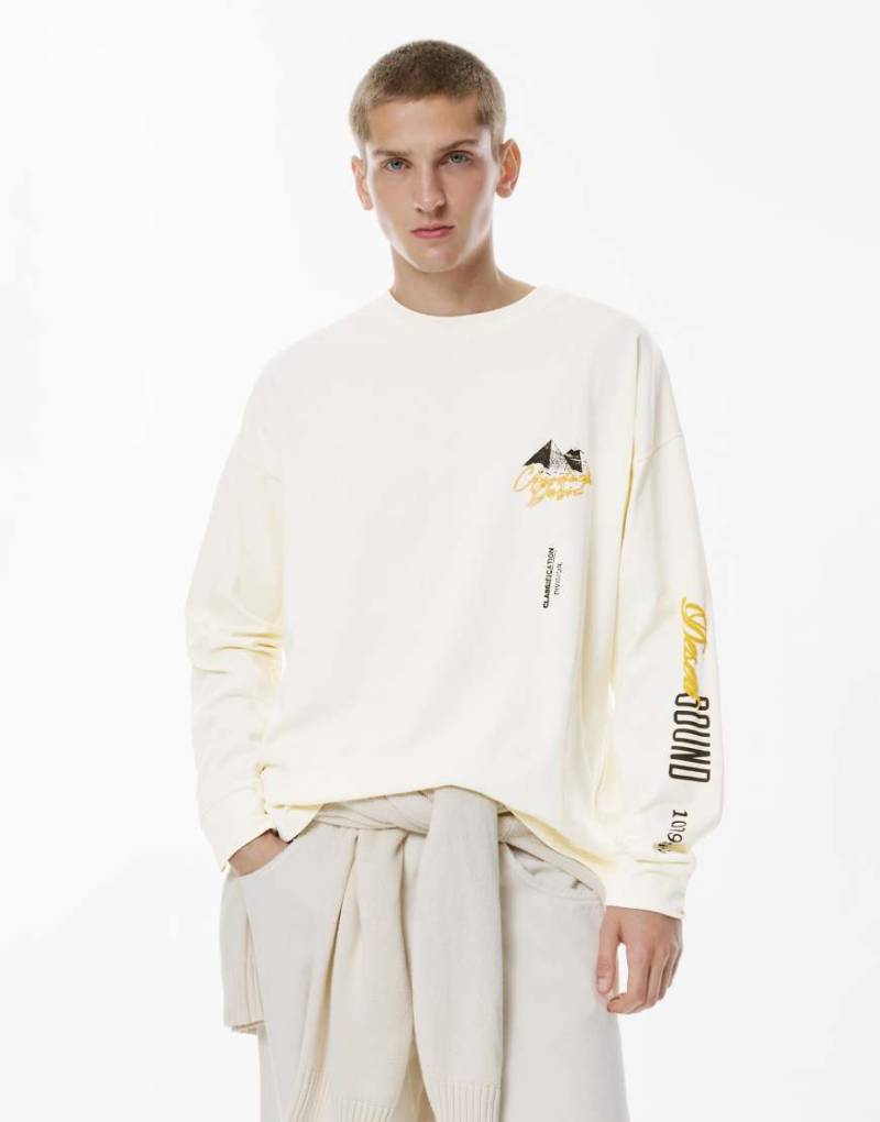 Pull & Bear - Langärmliges T-Shirt in Wollweiß mit Pyramiden-Print von Pull & Bear