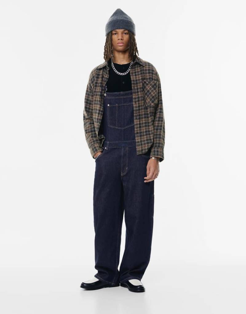 Pull & Bear - Lange Jeans-Latzhose in Blau von Pull & Bear