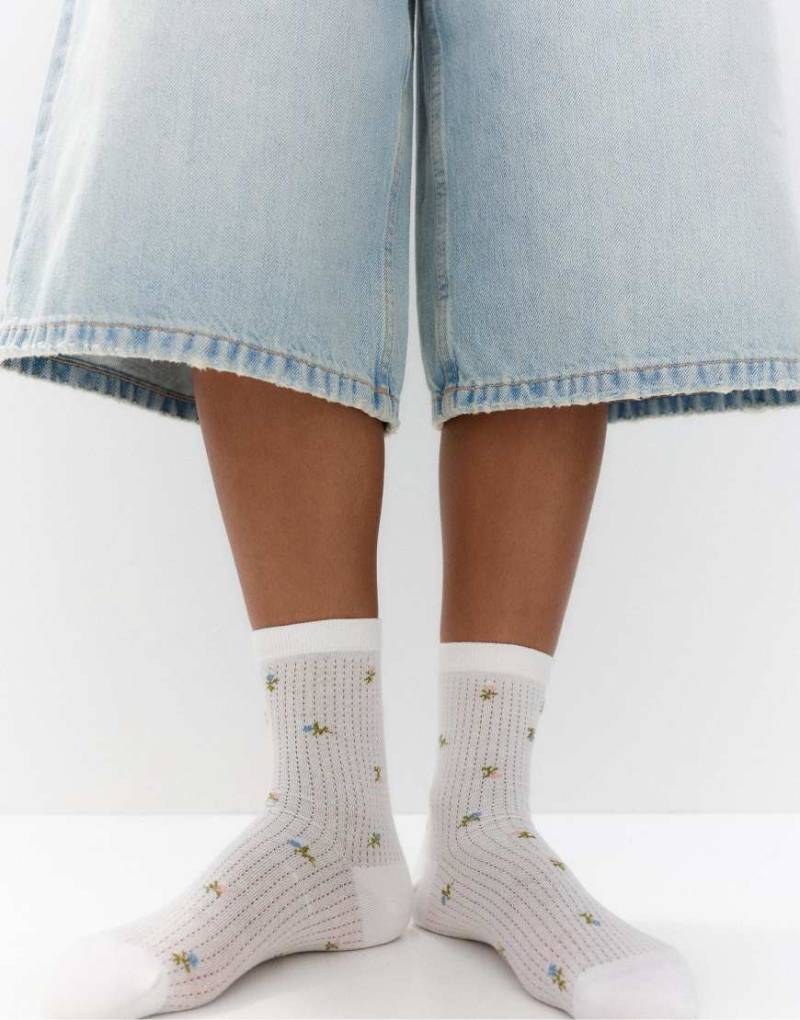 Pull & Bear - Lange Socken in Weiß mit Blumenmuster von Pull & Bear