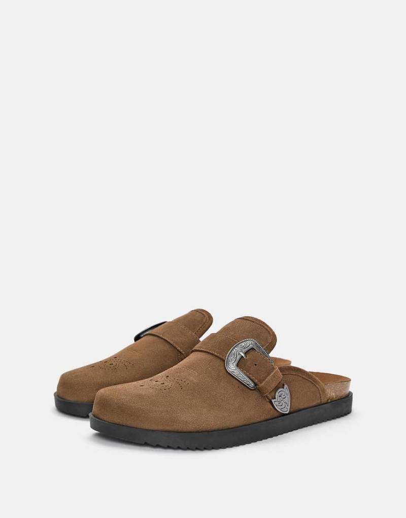 Pull & Bear - Leder-Clogs in Braun mit Schnalle-Brown von Pull & Bear
