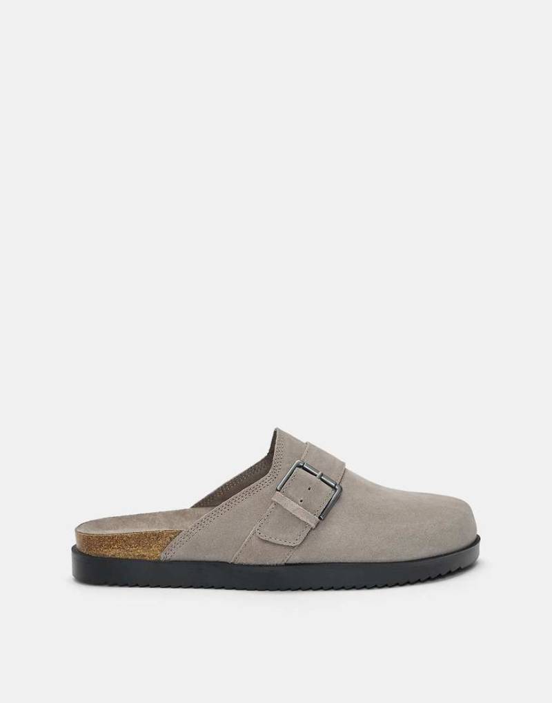 Pull & Bear - Leder-Clogs in Grau mit Schnalle von Pull & Bear