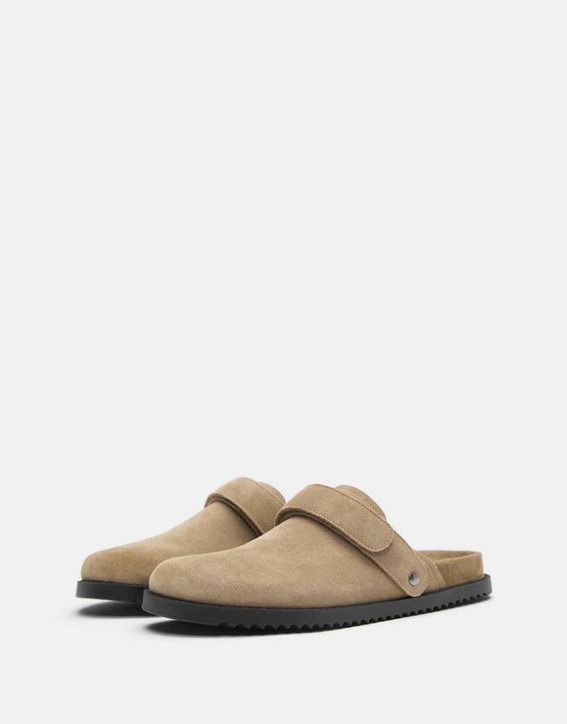 Pull & Bear - Leder-Clogs in Sand mit verstellbarem Riemen-Bunt von Pull & Bear