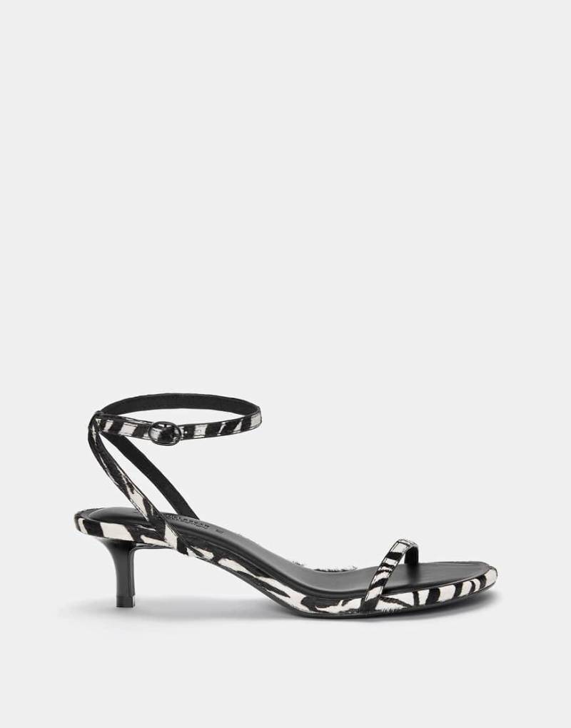 Pull & Bear - Leder-Sandaletten mit kontrastierendem Zebramuster und Absatz-Bunt von Pull & Bear