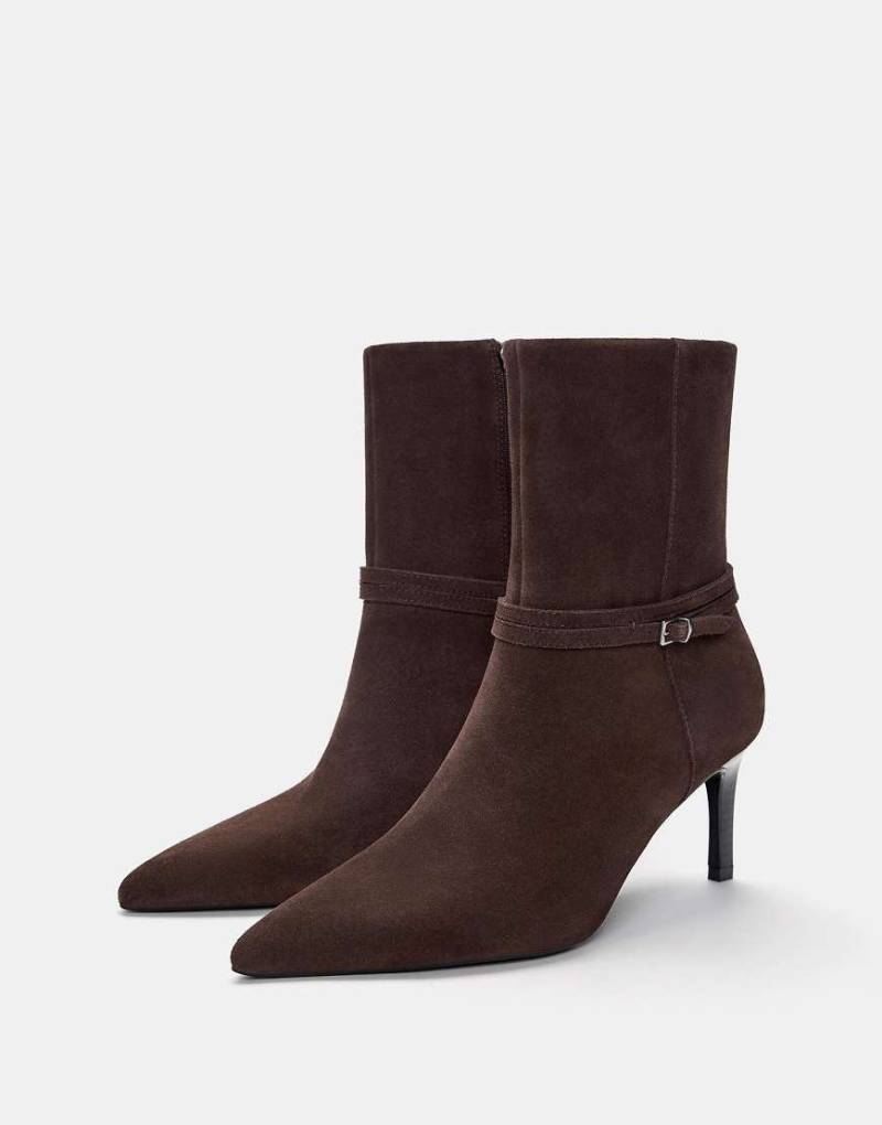 Pull & Bear - Leder-Stiefeletten in Braun mit Schnalle und Absatz-Brown von Pull & Bear