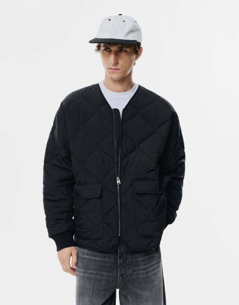 Pull & Bear - Leichte, wattierte Jacke in Schwarz mit Taschen von Pull & Bear