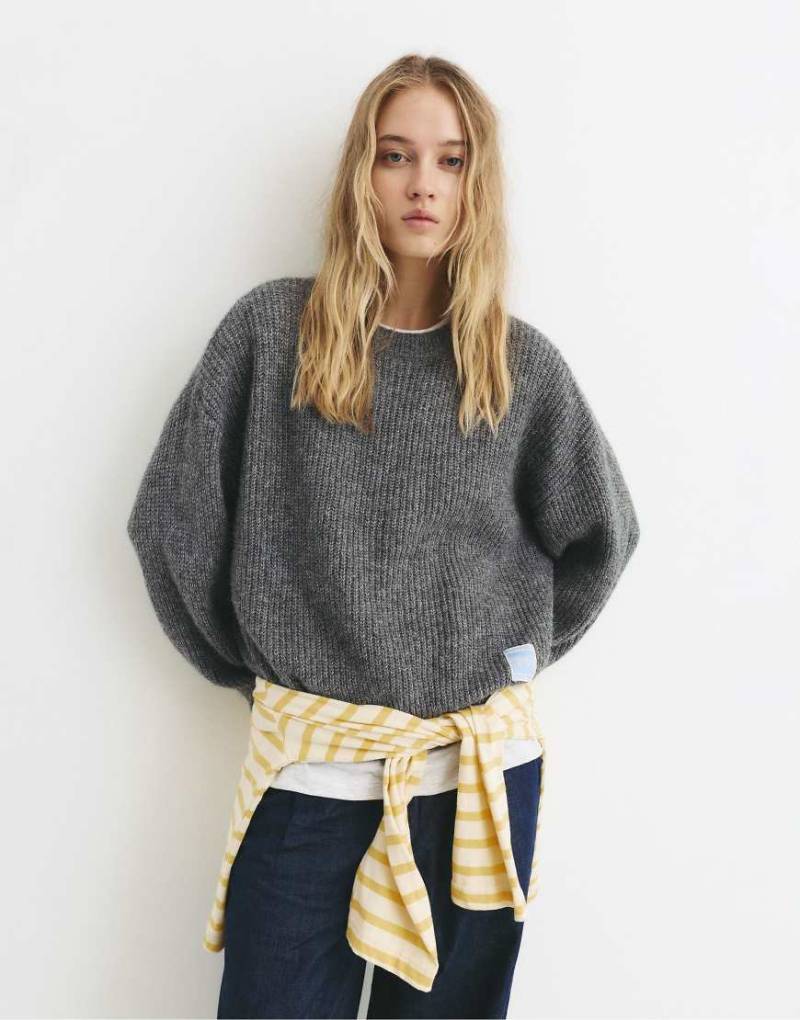 Pull & Bear - Links gestrickter Cropped-Pullover in Grau von Pull & Bear