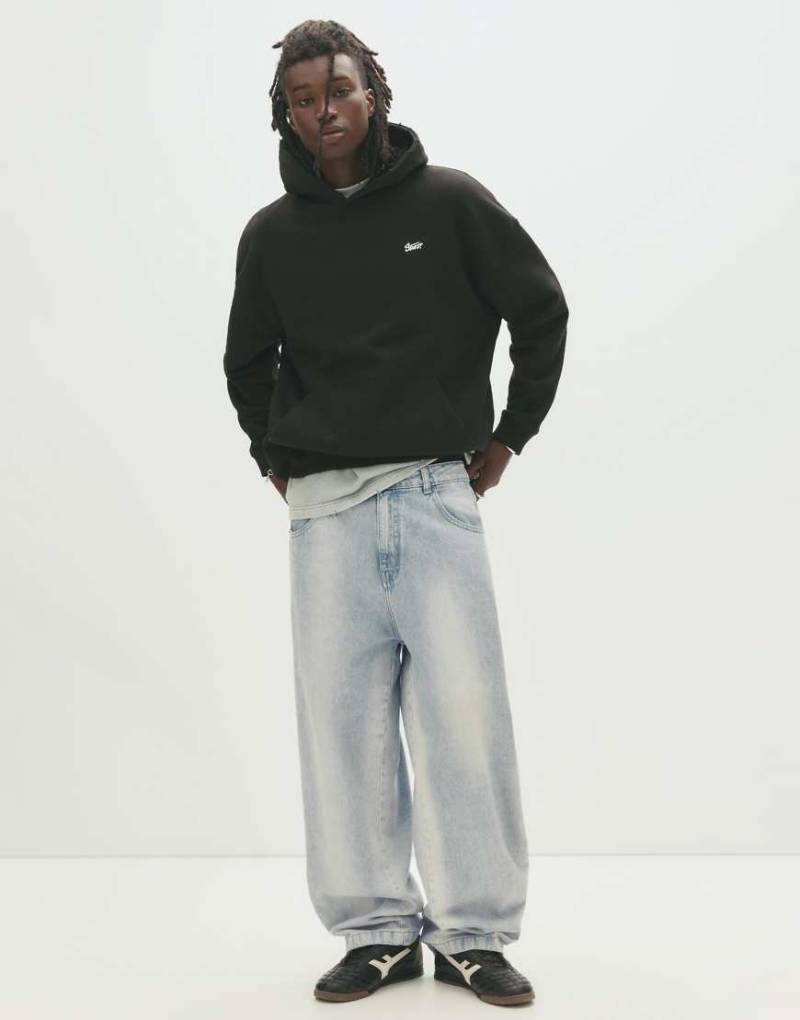 Pull & Bear - Lockere Baggy-Jeans in hellem Indigo-Blau von Pull & Bear