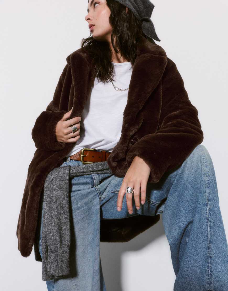 Pull & Bear - Mantel aus Kunstpelz in Braun mit Reverskragen-Brown von Pull & Bear