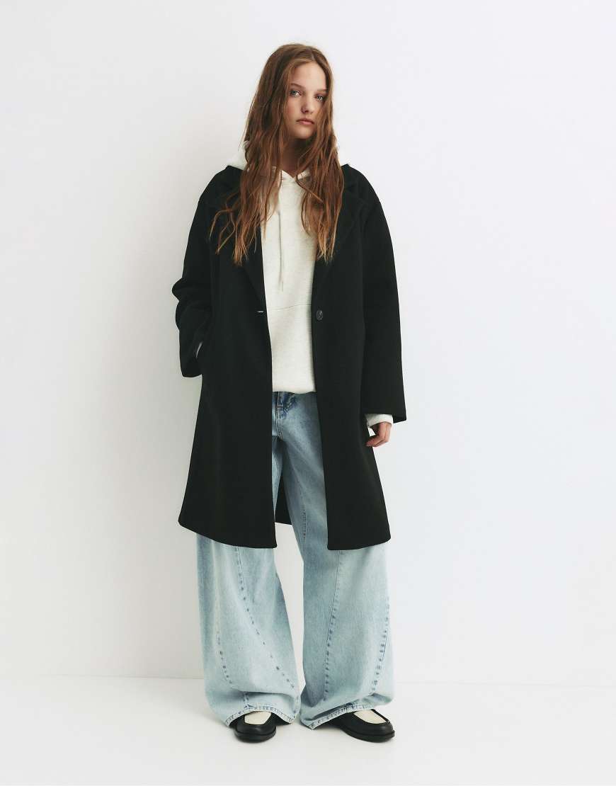 Pull & Bear - Mantel in Schwarz mit Filzstruktur und Knopfverschluss von Pull & Bear