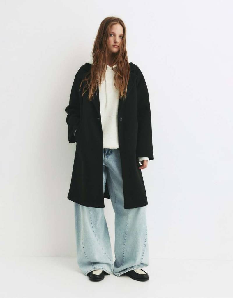 Pull & Bear - Mantel in Schwarz mit Filzstruktur und Knopfverschluss von Pull & Bear