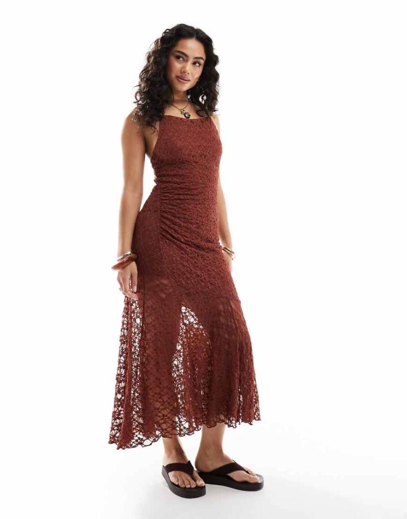 Pull & Bear - Maxikleid aus Spitze in Burnt Orange mit asymmetrischem Saum von Pull & Bear