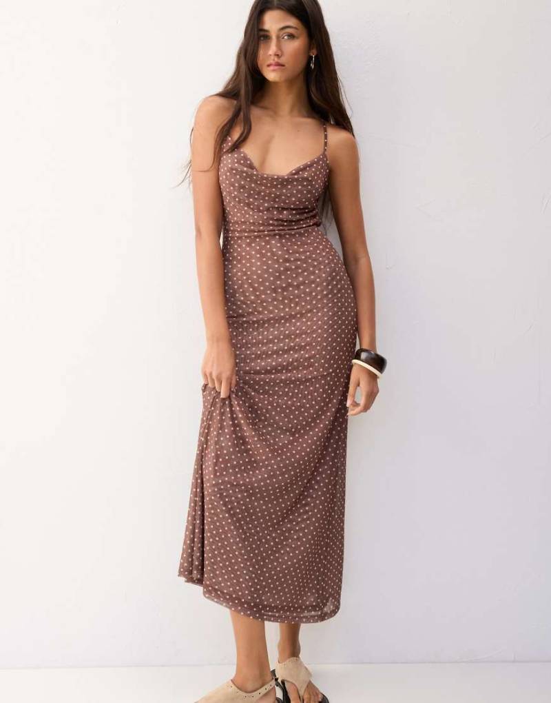 Pull & Bear - Midikleid aus Tüll in Braun mit Punktemuster Pull & Bear - Midikleid aus Tüll in Braun mit Punktemuster von Pull & Bear
