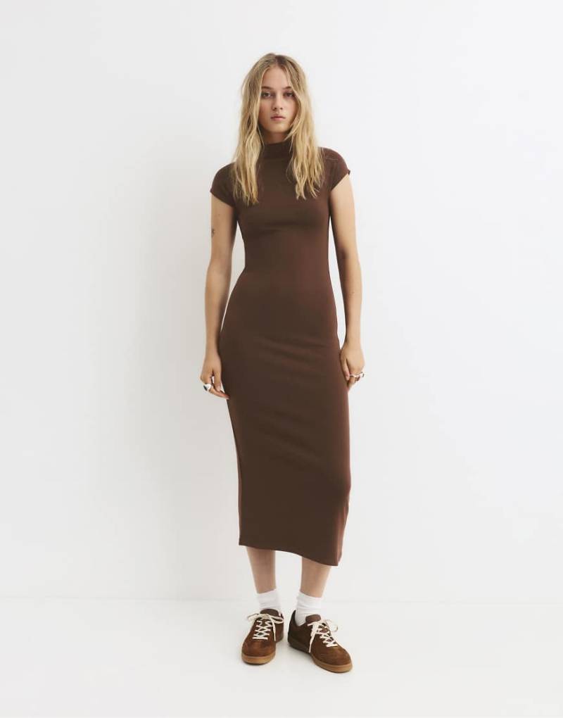 Pull & Bear - Midikleid in Braun mit hohem Ausschnitt-Brown von Pull & Bear