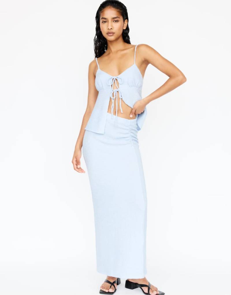 Pull & Bear - Midirock in Blassblau mit geraffter Taille von Pull & Bear