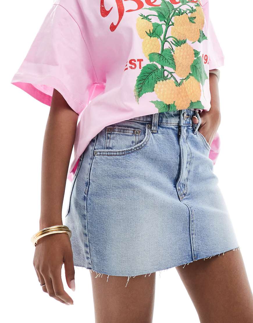 Pull & Bear - Mini-Jeansrock in Mittelblau mit offener Saumkante von Pull & Bear