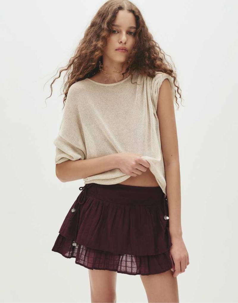 Pull & Bear - Minirock in Burgunderrot mit Rüschen und Perlen von Pull & Bear