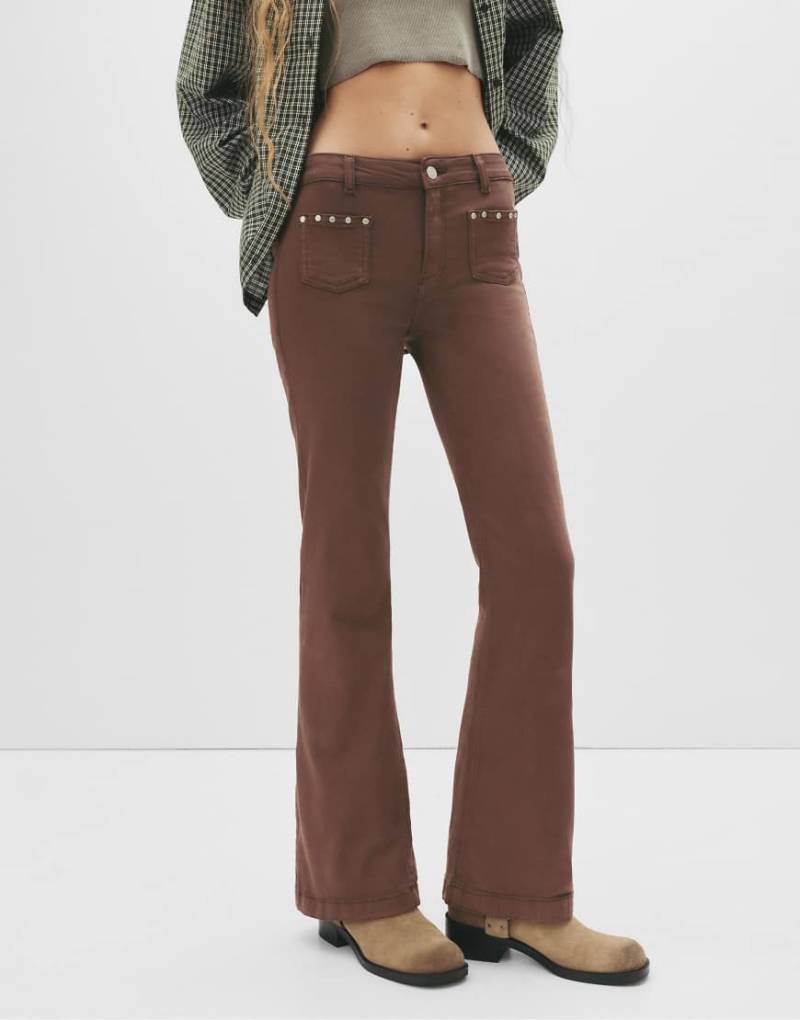 Pull & Bear - Mit Nieten besetzte Bootcut-Jeans in Braun-Brown von Pull & Bear