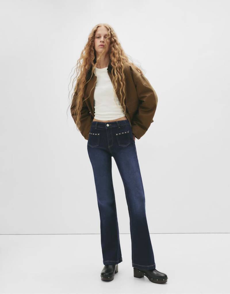 Pull & Bear - Mit Nieten besetzte Bootcut-Jeans in Mittelblau von Pull & Bear