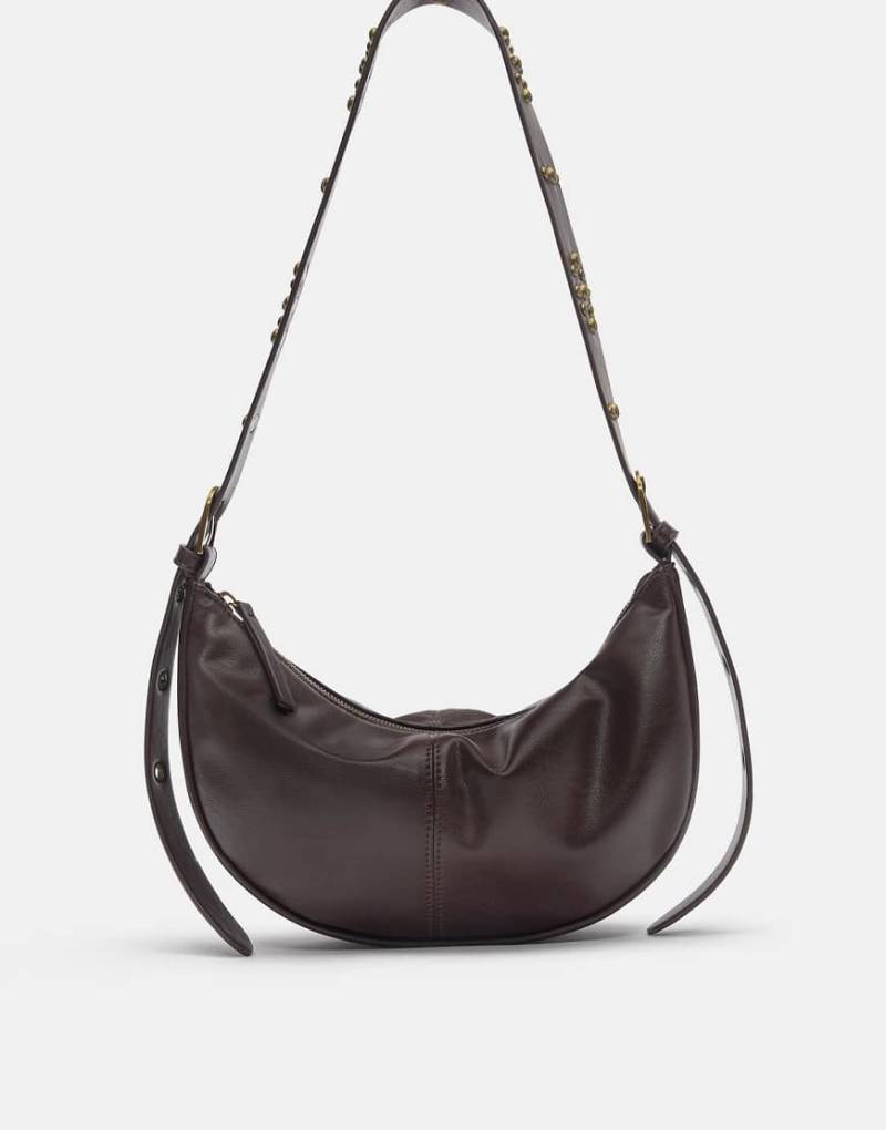 Pull & Bear - Mit Nieten besetzte Umhängetasche in Braun-Brown von Pull & Bear