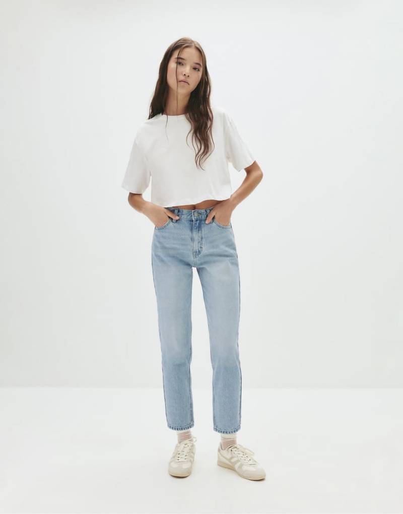 Pull & Bear - Mom-Jeans in Hellblau mit hohem Bund von Pull & Bear
