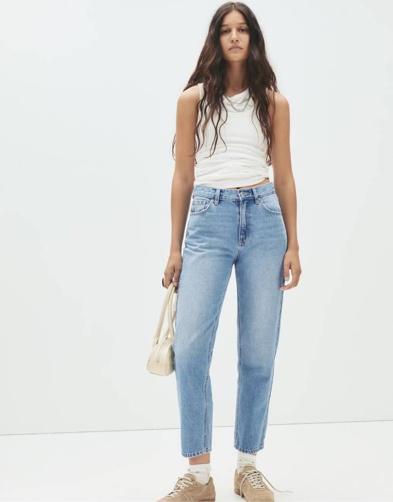 Pull & Bear - Mom-Jeans in Mittelblau mit hohem Bund Pull & Bear - Mom-Jeans in Mittelblau mit hohem Bund von Pull & Bear