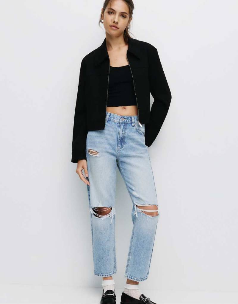 Pull & Bear - Mom Jeans in Blau mit Zierrissen von Pull & Bear