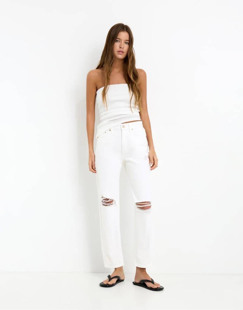 Pull & Bear - Mom-Jeans in Weiß mit Rissen von Pull & Bear