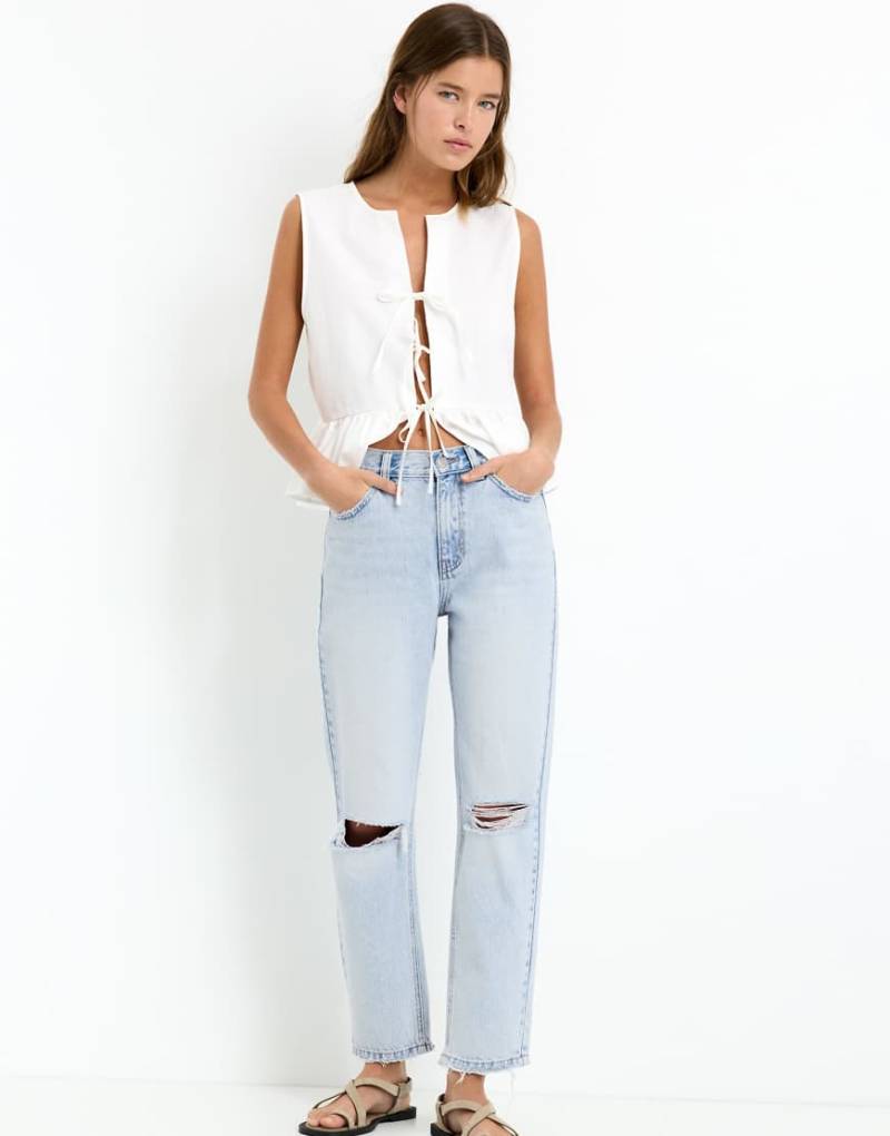 Pull & Bear - Mom-Jeans in verblasstem Blau mit Rissen von Pull & Bear