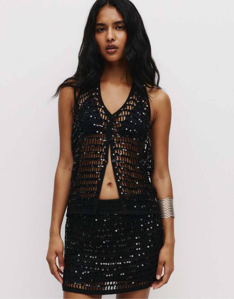 Pull & Bear - Neckholder-Oberteil aus Häkelstoff in Schwarz mit Pailletten Pull & Bear - Neckholder-Oberteil aus Häkelstoff in Schwarz mit Pailletten von Pull & Bear
