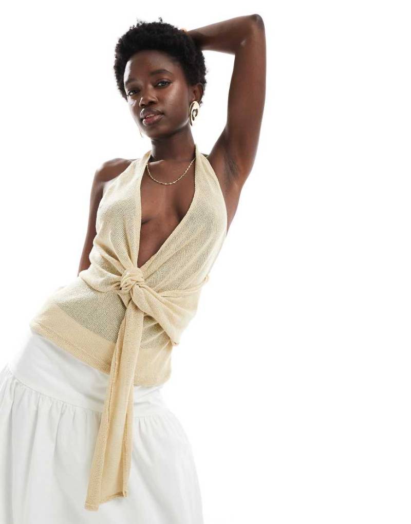 Pull & Bear - Neckholder-Oberteil aus Strick in Sandbeige mit verdrehtem Detail vorne-Grau von Pull & Bear