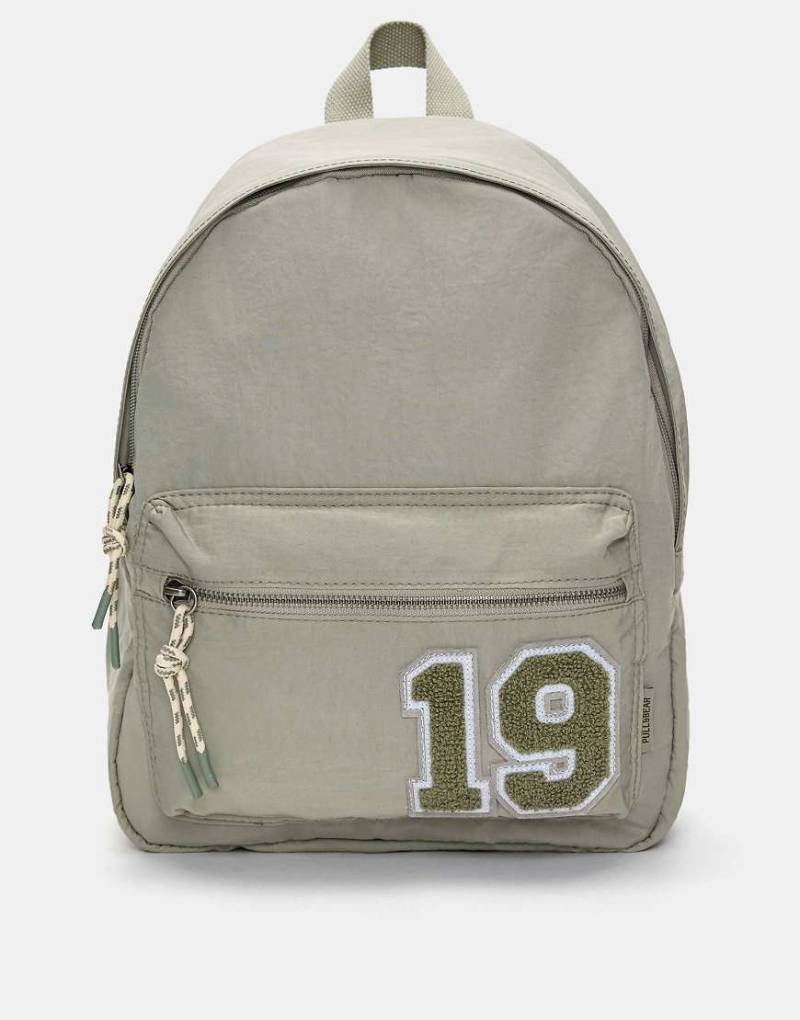 Pull & Bear - Rucksack aus Nylon in Mint mit Patch-Bunt von Pull & Bear