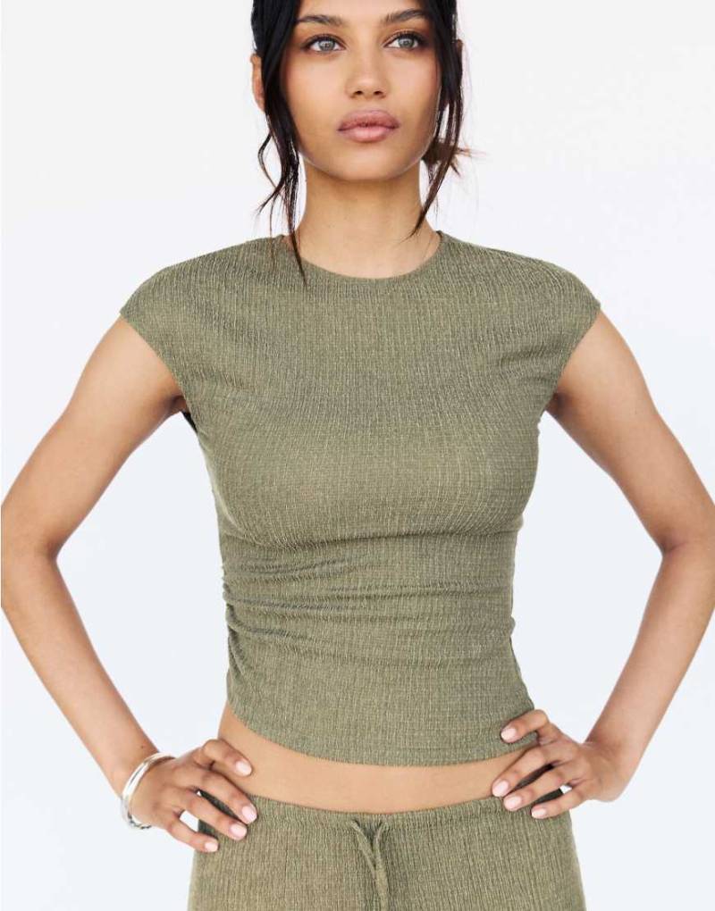 Pull & Bear - Oberteil aus Krepp in hellem Khaki-Grün von Pull & Bear